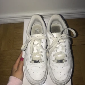 Air Force Storlek 38 - Säljer mina vita Nike Air Force i storlek 38. Säljer pga de kommer inte till användning💕400kr
