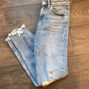 Slitna jeans  - Säljer mina jeans från hm, de är aldrig använda så i nyskick. Frakt tillkommer🤍
