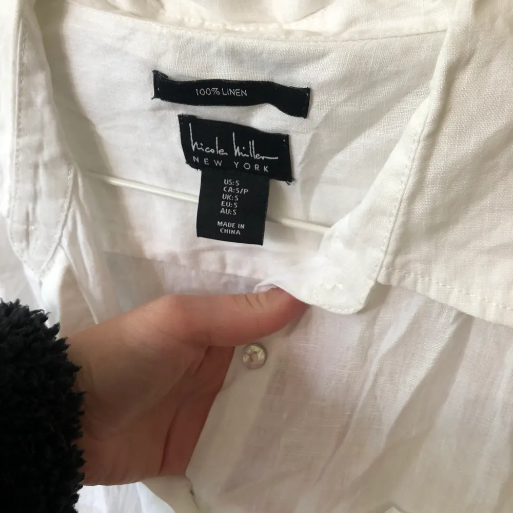 Oanvänd linneskjorta i storlek S. Superfin, behövs bara strykas lite. 🥰🥰 Nypris: 499kr. 150kr + frakt. Skjortor.