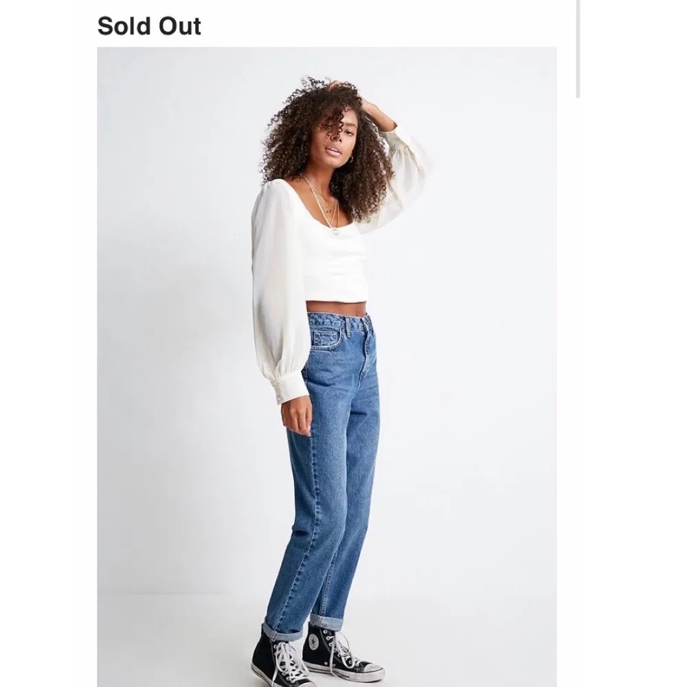 Mom jeans från Urban outfiters. Tycker om dem jätte mycket men passar tyvärr inte längre 🌹 finns inte att köpa längre. Köpta för 500kr!. Jeans & Byxor.