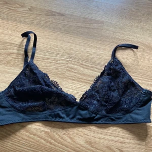 Lace part micro bra - Spetsig bralett från NA-KD i strl M. Super fin och bekväm! Aldrig använd då den är för liten för mig!:) köparen står för frakt eller hämtas i Karlstad. Priset går att diskuteras