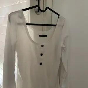 Snygg vit långärmad tröja med fina knappt i mitten, använd en gång men säljer pga att jag inte har användning av den