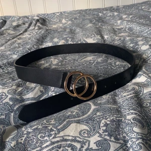 Bredare skärp från gina tricot  - Strl M/L. Skärp med guldringar. 8 hål, ett litet märke från att försöka göra eget hål.  Köparen står för frakt✨