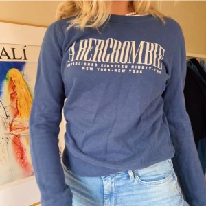 Abercrombie-sweatshirt - Skitmysig och snygg sweatshirt från Abercrombie & Fitch. Använd fåtal gånger, mycket bra skick! Pris kan diskuteras