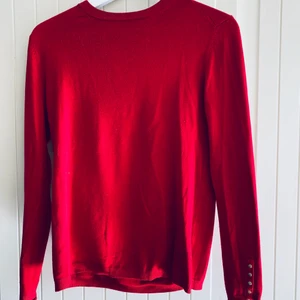 Alla kan rocka rött - Fett skön och fin men har blivit lite knottrig. Det fixar du lätt med en rakhyvel eller en sån knottermaskin från Clas Ohlsson🥳