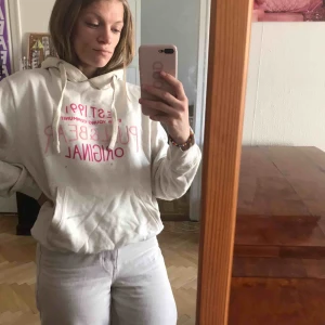  - Hoodie från Pull&bear med rosa text. Mycket bra skick. Köparen står för frakten. Kan även mötas upp i Stockholm.