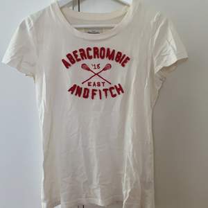 Abercrombie & Fitch t-shirt i stl M. Aldrig använd och säljes då jag ej passar den längre.