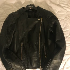 Skinnjacka - En svart skinnjacka som bara säljs i helsingborg. Från cubus