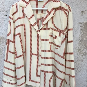 Toteme Silk shirt xs - Jättefin skjorta från toteme i 100% silke! Knappt använd, så ser fortfarande helt ny ut. Inga fläckar eller defekter.   Storlek XS.  Den är oversized så passar upp till M/38 och har då fortfarande en lös passform.