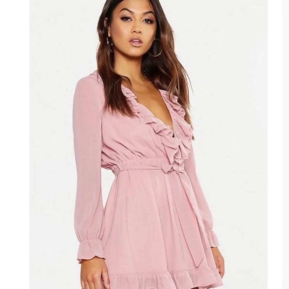 Superfin klänning från boohoo, prislapp kvar och aldrig använd. Säljer pga fel storlek. Köpare står för frakt🙂. Klänningar.