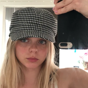 Hatt med mönster  - En cool hatt med mönster jag köpt ifrån H&M. Använd fåtal gånger. Strl S. Går att stylea på olika sätta, långt nere på huvudet (bild 1), högt upp på huvudet och upp-puffad (bild 2) och högt upp på huvudet men ned-puffad (bild 3). 🥰 