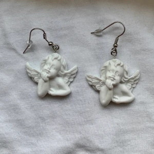 Örhängen  - Jättegulliga ängelörhängen. Säljer för att jag inte får någon användning av dom! Gratis frakt✨🧚