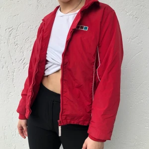 Windbreaker  - Röd vintage windbreaker, köparen står för frakten💚🦋