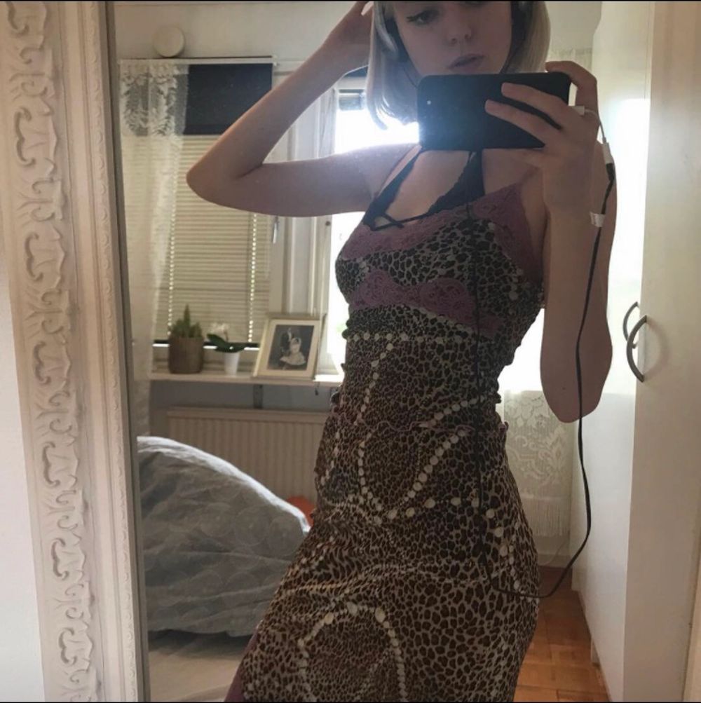 Vackert set i diskret leopard mönster med lila spetsdetaljer. Kjolen slutar precis vid knäna. Setet är i super stretchigt material! Finns fler bilder om det önskas! Köparen står för frakt 🦋. Toppar.