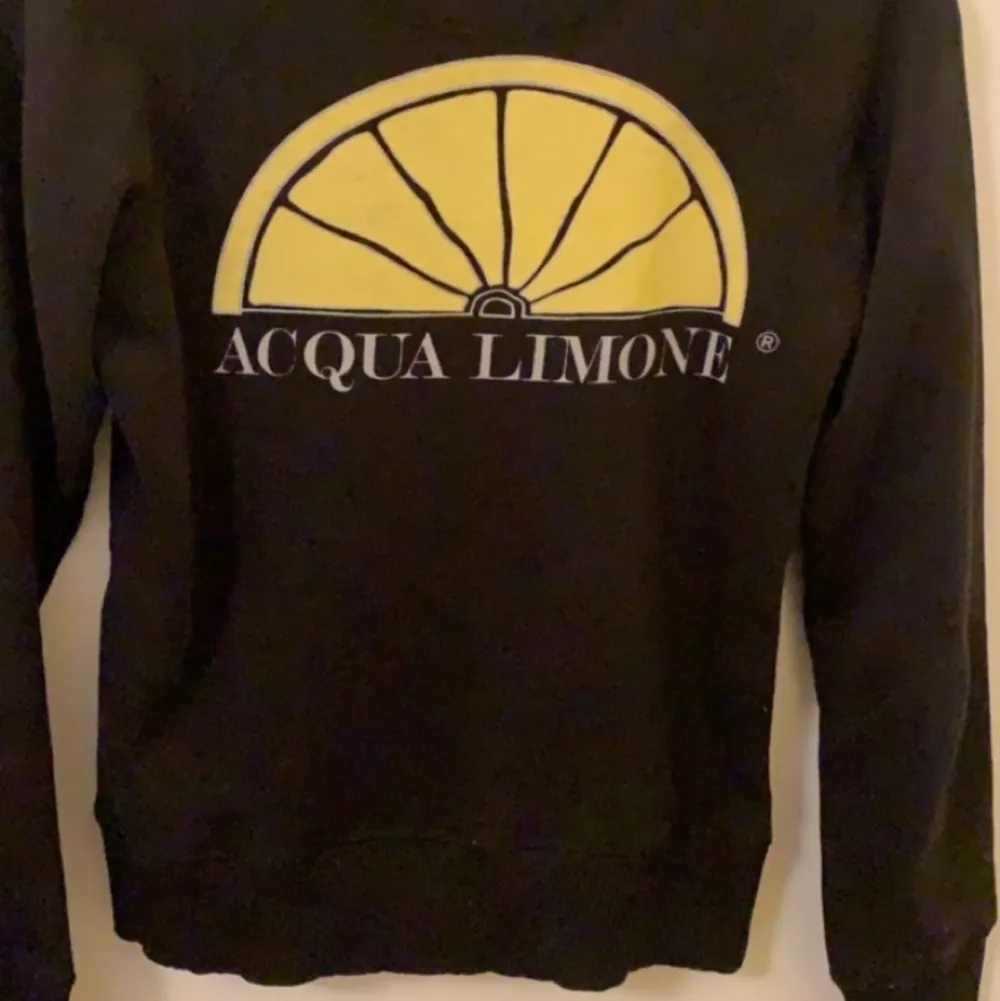 Acqua Limone tröja i svart. Välanvänd. Köpt för 900kr på pondus. Säljer för 350kr inklusive frakt pga märket blivit lite utslitet. Priset går att diskuteras. Storlek xxs men är stor i storleken . Tröjor & Koftor.