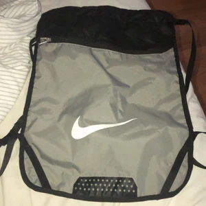Nike väska  - Snygg grå gympa påse från Nike😍rymlig och bra 