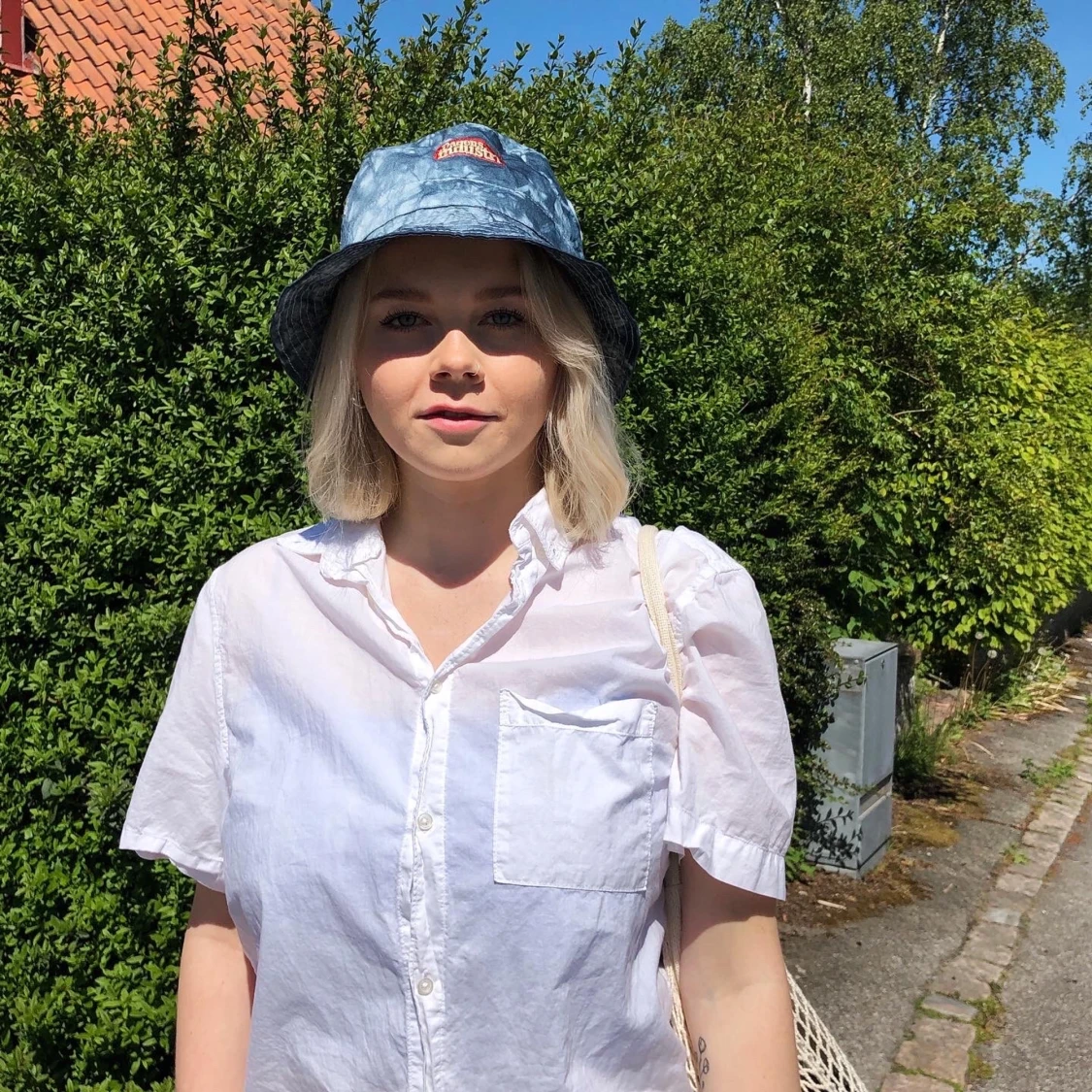 Buckethat i mörk batik