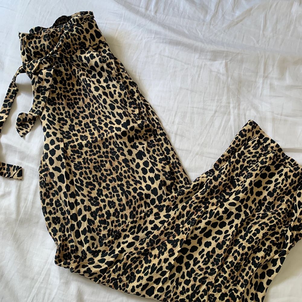 Säljer ett par flowy leopard byxor i storlek s! Behövs fler bilder hör av er, köparen står för frakten!🌸. Jeans & Byxor.