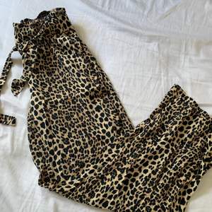 Säljer ett par flowy leopard byxor i storlek s! Behövs fler bilder hör av er, köparen står för frakten!🌸