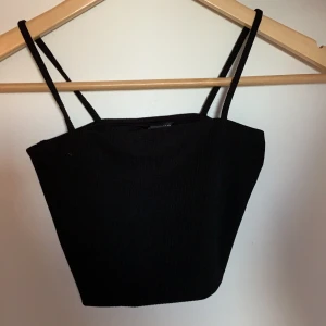 Monki rippad crop top, XS - Superfin crop top från monki som är i jättebra skick. Bara används ett fåtal gånger då den är för liten. Frakt ingår ej 💗