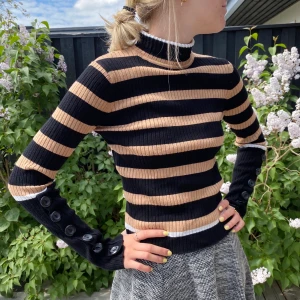 Polotröja - Polotröja från Zara men köpt på arkivet. Skönt material och fina ärmar med knappar. Frakt exkluderad😌