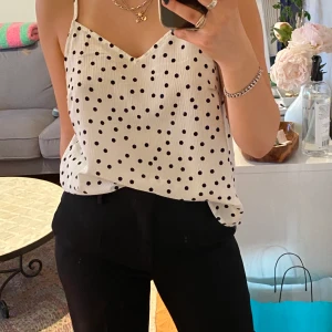 Jätte snyggt line ifrån NA-KD  - Galet snygg line från NA-KD! Perfekt för sommaren, jätte snyggt med en kjol eller vad som hälst! Går att göra olika längder på banden. Det är i storlek 40/S 