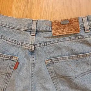 Gamla vintage jeans från crocker som jag klippt till shorts och sytt dit en spegskant. Vet inte storlek men skulle säga M.