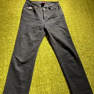 Grå/svarta jeans med normal midja och raka ben 🌟 Sparsamt använda! ❣️ Fina broderier på bakfickorna (se bild 3) 🔥 Frakt betalas av köparen, hör av er vid frågor/fler bilder 😊