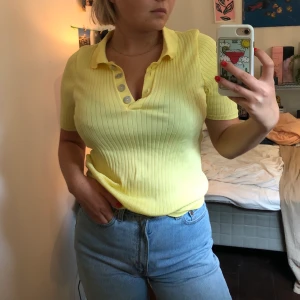 Gul piké - Gul piké som knappt är ett år gammal. Storlek M. Köparen står för frakten 💛