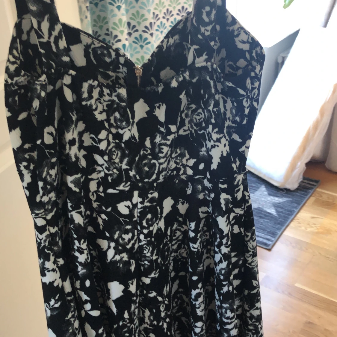 Blommig svart/vit klänning storlek M - 91