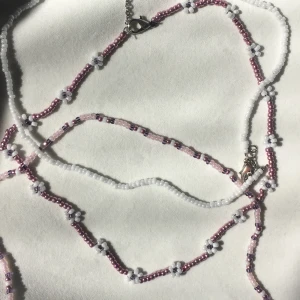 Pärlhalsband - Superssöta halsband. Med blommor: 60kr, utan blommor:50kr. (Önska gärna färg och design så gör jag fler efter önskemål)🦋💫 