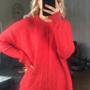 Stickad  - Röd stickad. Strl M