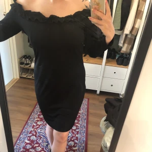 Långärmad svart klänning - Fin svart klänning från Gina tricot. Passformen på klänningen ska vara supertight men denna klänningen är i Strl XL och därav figursydd men lös i passformen. 