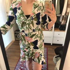 Sommarklänning - Klänning som man knyter på sidan i fint mönster. Frakt ingår i priset. 