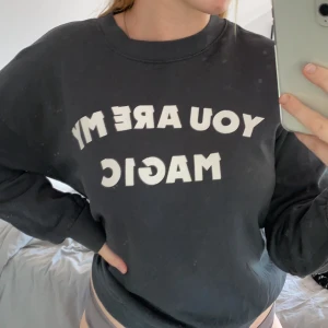 Mörkgrå sweatshirt med tryck - Mörkgrå sweatshirt med tryck från gina tricot. I nyskick och använd endast någon gång.