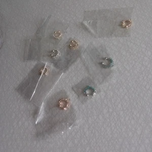  - Fake näsringar i guld silver blått och har en i rosé och självklart ej den jag har tagit bild på mig med. Helt nya oanvända köpta i england