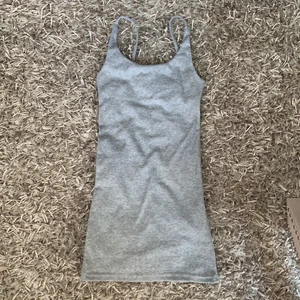 Ribbad klänning  - Skitsnygg på men tyvärr för kort för min smak. Grå tajt ribbad klänning som är lätt och skön att ha på sig. Perfekt till stranden och varma sommar dagar. Frakt ingår. Längd ca 73cm