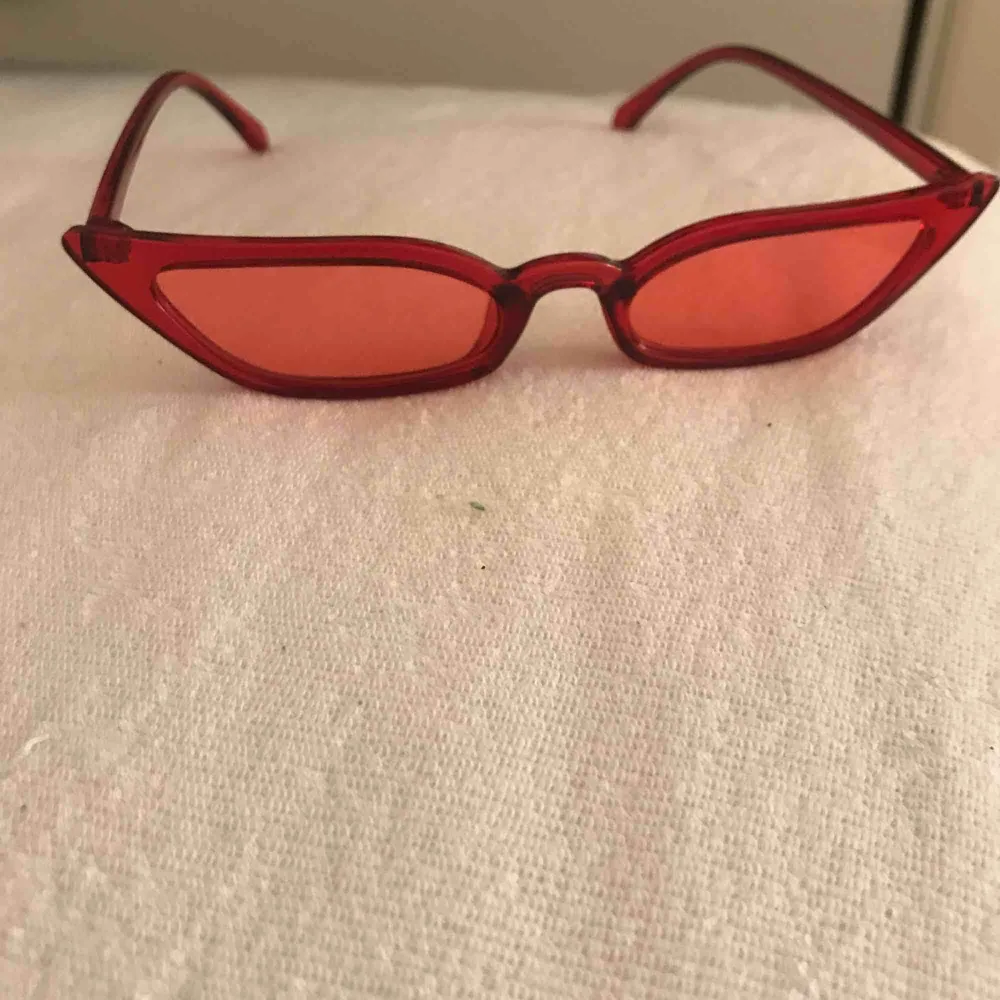 Röda supersnygga solglasögon köpts på Bali för 400kr. Har använt dom ett fåtal gånger så de är i perfekt skick! . Accessoarer.