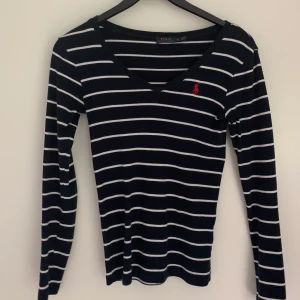 Tröja från Ralph Lauren  - Fin original tröja från POLO Ralph Lauren i ett blå/vit randigt mönster. Använd 3-5 gånger och är i nyskick! Storlek Xs. 150kr + frakt 🌷