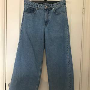 Ett par skiit snygga vintage vida jeans från Zara. Har använts ca 3 ggr och tyvärr är för små för mig. Väldigt snygg passform och har vida/utsvängda ben🥰🥰 Köpta för 400kr😋 
