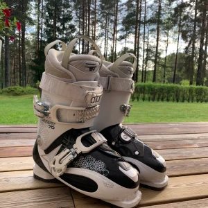 Atomic livefit pjäxor  - Säljer nu mina atomic livefit pjäxor pga förstora i storleken för mig tyvärr. Pjäxan är gjort för en bred och hög fot, extremt lätt att ta sig i och ur samt skön att åka i då innersulan formar sig smått efter foten. Köparen står för frakt 