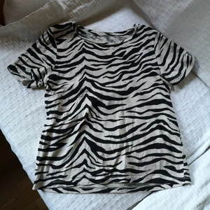 Lindex tshirt strl S - Okänd storlek men skulle definitivt säga att den är storlek S. Köparen betalar frakt. 