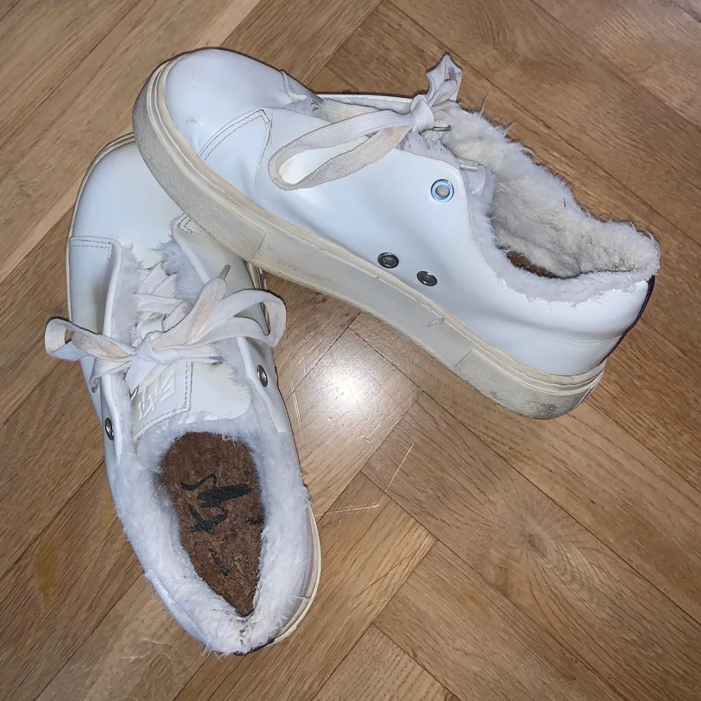 Snygga och sköna skor från Eytys!!💗 Fluffiga innuti och ganska hög sula. De är ganska väl använda men fullständigt hela och nyligen rengjorda.✨. Skor.