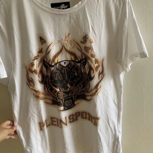 Äkta plein sport - Plein sport T-shirt använd fåtal gånger köpt för ca 1500kr på zalando  säljes för 650 pris kan Diskuteras vid snabb affär storlek m