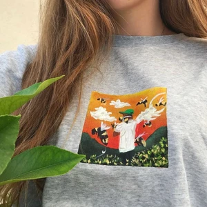 flowerboy-tröja - säljer min handmålade flowerboy-tröja! själva tjocktröjan är från monki och det står XXS vilket är helt fel, passar en S bra! för fler handmålade saker checka min insta @icycoldhands