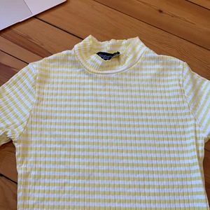 Somrig topp!  - Somrig topp från NA-KD (Sisters Point) i storlek XS. Säljer för 10kr+frakt