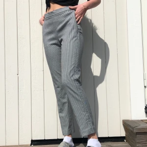 Byxor från mango - Kostymbyxor från mango med jättefint hundtandsmöster i mycket bra skick. Knäpps med dragkedja på sidan och har resår vilket ger en bra passform för många olika storlekar. Priset kan diskuteras.