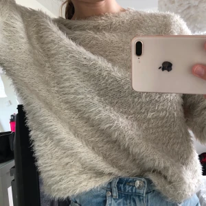 Tröja - Jättefin lurvig beighe tröja från ZARA! Använd väldigt lite, storlek SMALL😍