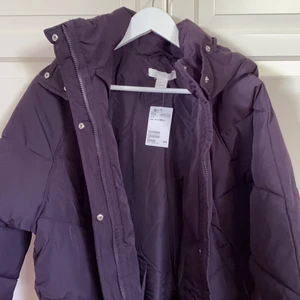 Lila jacka - Helt ny jacka, aldrig använd prislapp kvar! 
