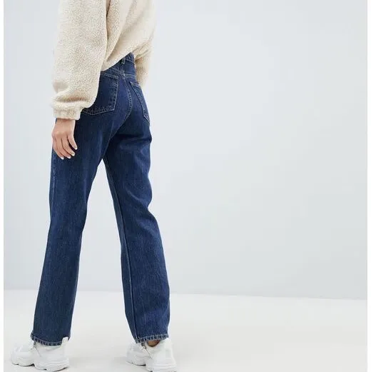 Så fina jeans från weekday, de är i modellen row och är i storlek 24/30. De är i nysick, köparen står för frakten🥰🥰. Jeans & Byxor.